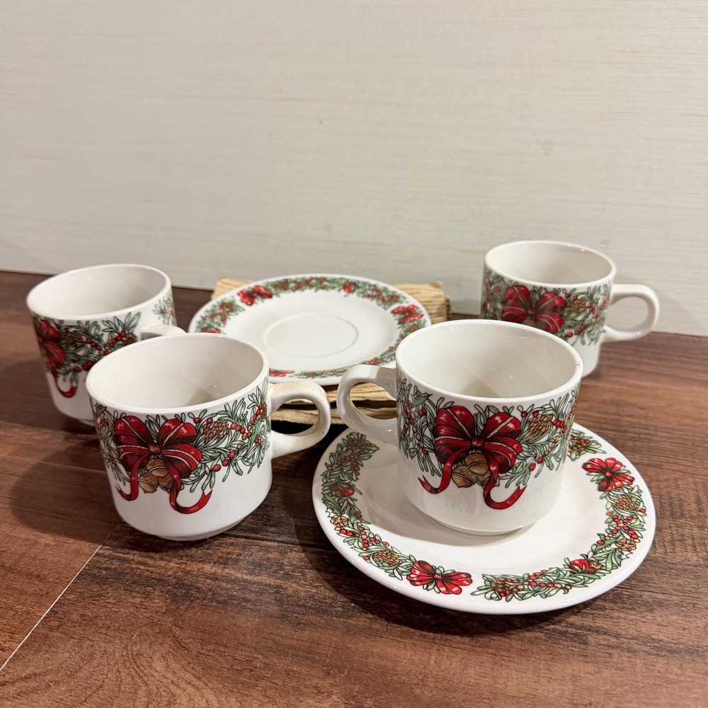 NOS 4 Christmas Mugs Cups and Saucers VTG 1995 The Cellar Holiday Wreath Macy's